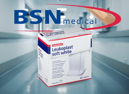 Das soft white Pflaster von Leukoplast vor einem Klinikhintergrund