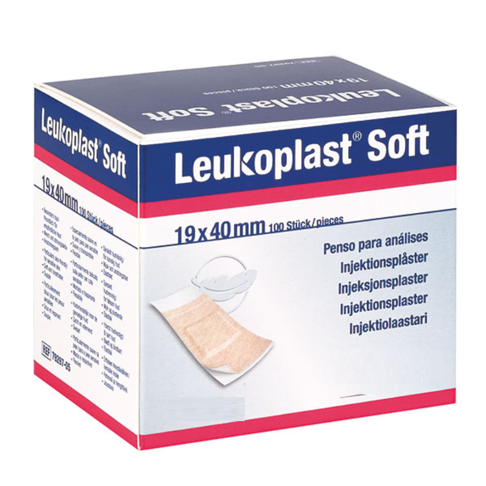 Pachet cu plasturi pentru injecții Leukoplast Soft Strips, dimensiune 19 x 40 mm, conține 100 de plasturi. Acești plasturi pentru injecții, prietenoși cu pielea și fără latex, sunt fabricați de BSN Medical GmbH și au un ambalaj multilingv, precum și o imagine a unui plasture.