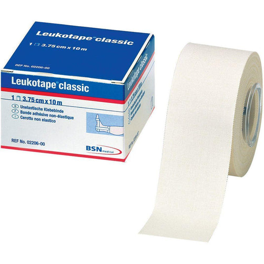 O rolă de bandă Leukotape Sport Tape Classic (3,75 cm x 10 m, albă) de la BSN Medical GmbH, destinată leziunilor sportive, este parțial desfăcută; pe ambalaj sunt indicate denumirea produsului, dimensiunea și marca.