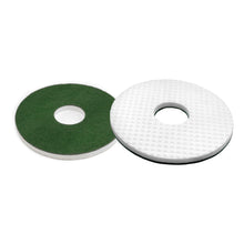 În imagine sunt prezentate două tampoane rotunde pentru podea: un tampon verde cu suprafață netedă și tamponul Arcora MELAMIN RUNDPAD al companiei Arcora International GmbH, cu suprafață albă, texturată, în formă de grilaj. Ambele au o gaură centrală pentru curățarea profesională.