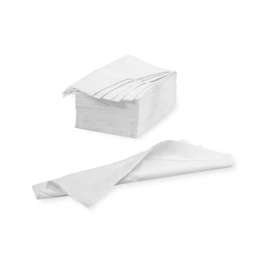 O stivă de șervețele albe pliate Meditrade – 39 x 30 cm | cutie de carton (20 de pachete) de la Meditrade GmbH este prezentată pe un fundal alb simplu. Un șervețel este desfăcut și așezat în fața stivei, astfel încât să-și arate dimensiunea completă și să-și pună în evidență compoziția de celuloză de înaltă calitate.