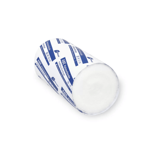 O rolă de brânză tradițională de capră albă, înfășurată într-un bandaj albastru-alb cu marca Meditrade ABE®, izolată pe un fundal alb. Capătul descoperit al brânzei lasă să se vadă textura sa cremoasă.