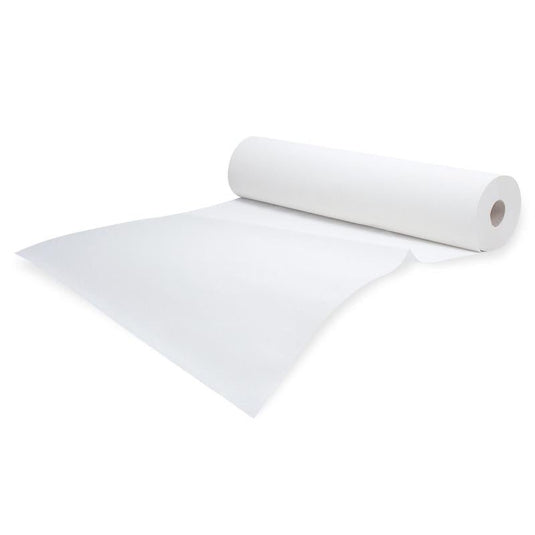 O rolă de hârtie creponată albă Meditrade Rollicel® pentru uz medical, ușor desfăcută pe un fundal alb simplu. Rola este așezată în diagonală, capătul fiind ușor îndoit într-o parte.