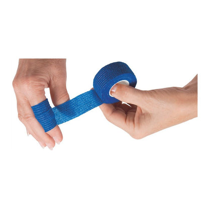 Zwei Hände wickeln einen blauen BeeSana© SafeCut Fingerverband der Meditrade GmbH um einen Finger. Eine Hand hält die Rolle, während die andere den elastischen, latexfreien Verband am Finger festmacht.