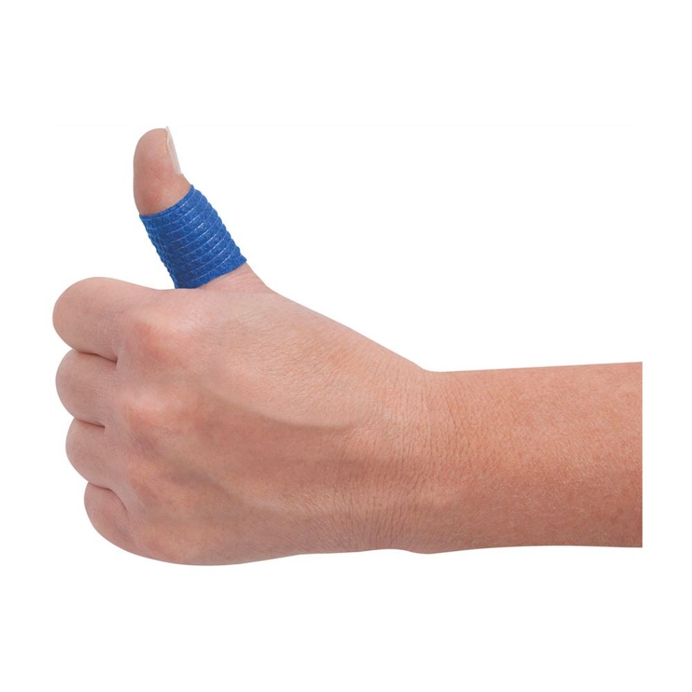 Ein Daumen hoch mit einem Blue BeeSana© SafeCut Fingerverband der Meditrade GmbH und präsentiert seinen Schutz vor einem schlichten weißen Hintergrund.