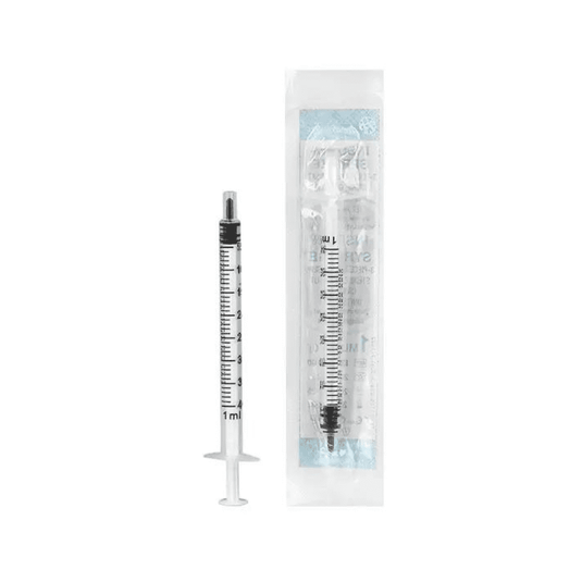 O seringă de insulină Mediware de 1 ml, produsă de Servoprax GmbH, este prezentată alături de ambalajul său. Seringa are un cilindru transparent cu marcaje negre de măsurare, printre care și diviziuni U 40, și un piston negru. Pe ambalajul transparent se poate vedea un text care evidențiază racordul Luer, care facilitează conectarea.