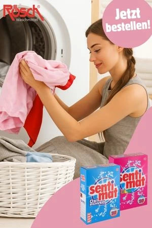 Frau wäscht Wäsche in der Waschmaschine mit Rüsch Waschmittel. Im Vordergrund sind zwei Verpackungen von Senti-mat Waschpulver sichtbar. Der Text 'Jetzt bestellen!' hebt sich in einem pinkfarbenen Kreis hervor.