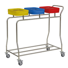 Eine platzsparende Lösung: Der Novocal Edelstahl-Wäschesammler "Kompakt plus" mit drei farbigen Behältern auf Rollen - ideal zum Sortieren oder Sammeln verschiedener Gegenstände.