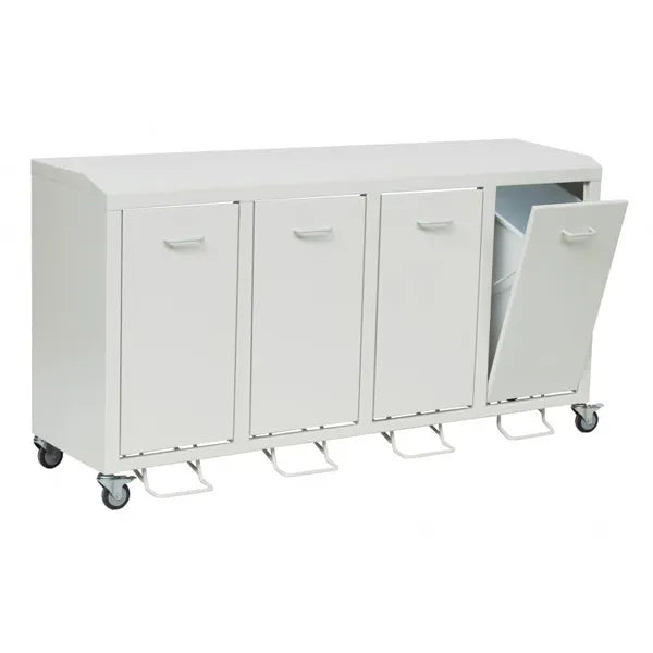 Der Novocal Wertstoffschrank Serie 3000 Vierfachsammler ist ein weißer, auf Rädern montierter Stahlschrank mit vier Türen mit Fußpedal. Eine geöffnete Tür gibt den Blick auf den Behälter frei und ermöglicht so eine einfache Mülltrennung. Marke: Novocal. Material: kunststoffbeschichtetes Stahlblech.