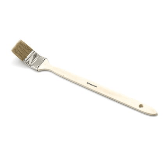 Peria industrială pentru radiatoare Nölle Profi Brush, produsă de Nölle Profi Brush Bürsten- & Pinseltechnik e.K., are un mâner din lemn de culoare bej, peri maro, un design ergonomic cu orificiu de agățare și o inelă metalică argintie pentru fixarea amestecului de peri de culoare deschisă.