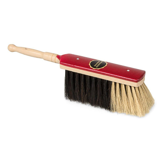 Vă prezentăm mătura de mână Nölle Profi Brush Stubenhandfeger Rossschweifhaar de la Nölle Profi Brush Bürsten- & Pinseltechnik e.K. – un instrument de 30 cm cu proprietăți de legare a prafului, cu peri din păr de coadă de cal negru și bej pe un bloc roșu și un mâner din lemn deschis la culoare, cu capăt rotunjit.