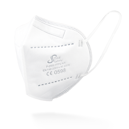 Die SolidSafety Filtrierende Halbmaske FFP2 NR von AMPri Handelsgesellschaft mbH ist weiß, mit Ohrschlaufen und Partikelschutz. Auf der Oberfläche stehen Marke, Zertifizierung und Sicherheitsstandards; sie liegt vor schlichtem Hintergrund.