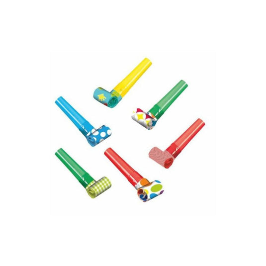 Un set colorat cu șase PAPSTAR 6 fluiere de petrecere de la PAPSTAR GmbH prezintă designuri unice – dungi, puncte, culori vii în roșu, albastru, verde și galben. Ideal pentru o petrecere de ziua de naștere a copiilor, oferindu-le un aer festiv pe fundalul alb.