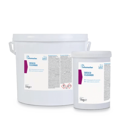 Sunt ilustrate două recipiente albe ale Dr. Schumacher DESCO CLEANER de la Dr. Schumacher GmbH: o găleată de 5 kg și un pahar de 1 kg, ambele cu capac alb și etichete albastre-violet cu inscripția "Curățător pentru toate suprafețele" pentru un rezultat fără dungi.