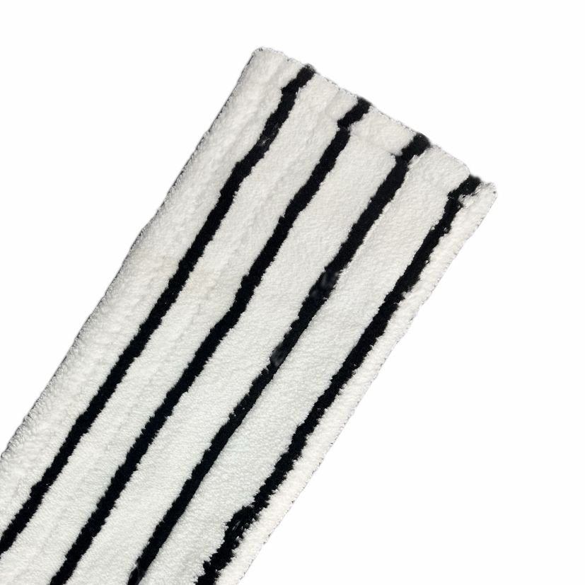 O prim-plan al Arcora EXCELLENT HARD MOPP GRAU-WEISS de la Arcora International GmbH - un mop dreptunghiular gri-alb cu dungi negre distribuite uniform, dezvoltat pentru curățarea eficientă a podelelor dure. Materialul moale și texturat seamănă cu un pad de șters de înaltă calitate.