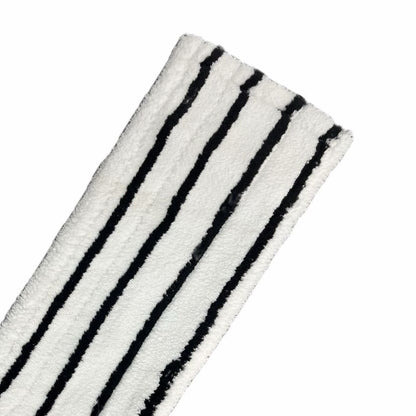 O prim-plan al Arcora EXCELLENT HARD MOPP GRAU-WEISS de la Arcora International GmbH - un mop dreptunghiular gri-alb cu dungi negre distribuite uniform, dezvoltat pentru curățarea eficientă a podelelor dure. Materialul moale și texturat seamănă cu un pad de șters de înaltă calitate.