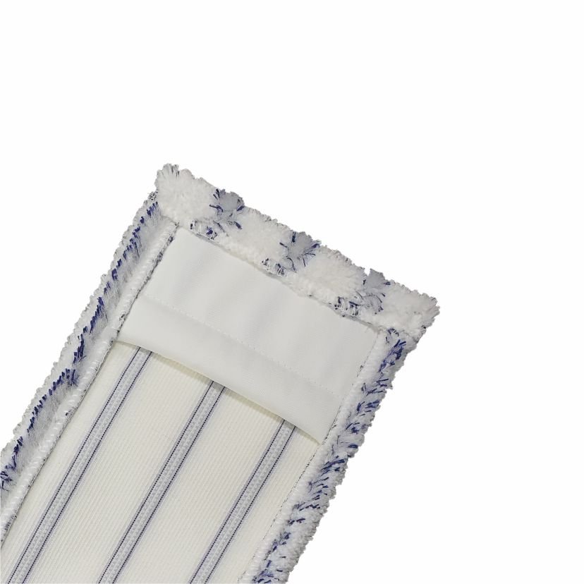 Prim-plan al Arcora EXCELLENT SOFT MOPP BLAU-WEISS de la Arcora International GmbH: un pad alb dreptunghiular cu cusătură albastră și margine texturată, creat cu fibre moi pentru o îngrijire eficientă și delicată a podelei.