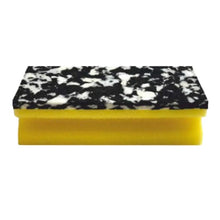 Spuma Arcora PU-PAD (150 x 70 x 45 mm) de la Arcora International GmbH are o bază din spumă PU galbenă și o suprafață de frecare marmorată în alb și negru; este disponibilă în pachete de câte 10 bucăți, prezentată pe fundal alb.