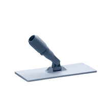 Suportul pentru discuri Vileda – Padboy și Padmaster – este un instrument de curățenie de culoare gri produs de Vileda GmbH, care dispune de o bază dreptunghiulară plată și de un mâner rotativ pentru fixarea unui mâner telescopic. Este perfect pentru întreținerea eficientă a pardoselilor și pentru spălarea fără efort a suprafețelor și, ca instrument indispensabil de curățenie, asigură că fiecare colț strălucește impecabil.