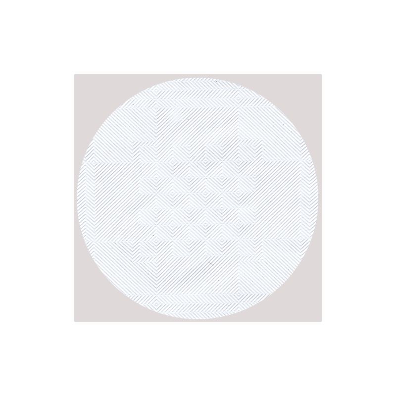 Această decorare rafinată a mesei de la PAPSTAR GmbH prezintă un design geometric circular cu un model alb pe fundal gri deschis. Prezintă linii complicate, suprapuse, care formează romburi în centru și modele de heringbone la margini, reflectând stilul clasic al faței de masă din hârtie PAPSTAR cu embosare damasc 25 m x 1.