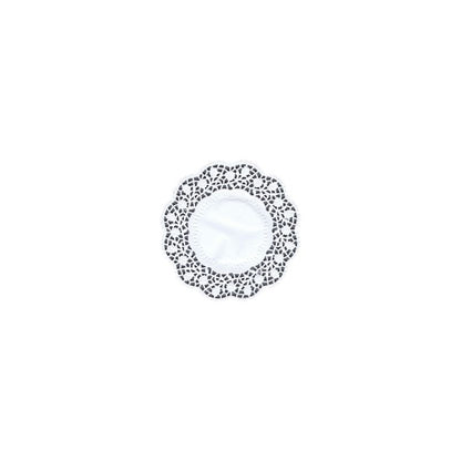 Un singur suport rotund alb de farfurie și ceașcă PAPSTAR (15 cm) cu decupaj în formă de dantelă, ideal pentru o decorare elegantă a mesei, este ilustrat pe un fundal alb simplu. Pachetul conține 100 de bucăți. Marca: PAPSTAR GmbH.