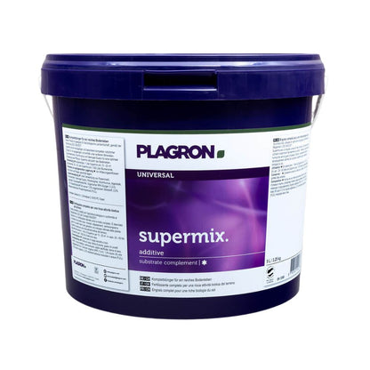 O găleată de plastic violet cu inscripția „Plagron Supermix - îngrășământ natural“ este concepută pentru creșterea optimă a plantelor. Pe partea din față se vede logo-ul Bertels B.V. cu inscripțiile „Aditiv“ și „Supliment de substrat“, iar pe etichetă sunt imprimate diverse detalii. Găleata are un capac sigur.