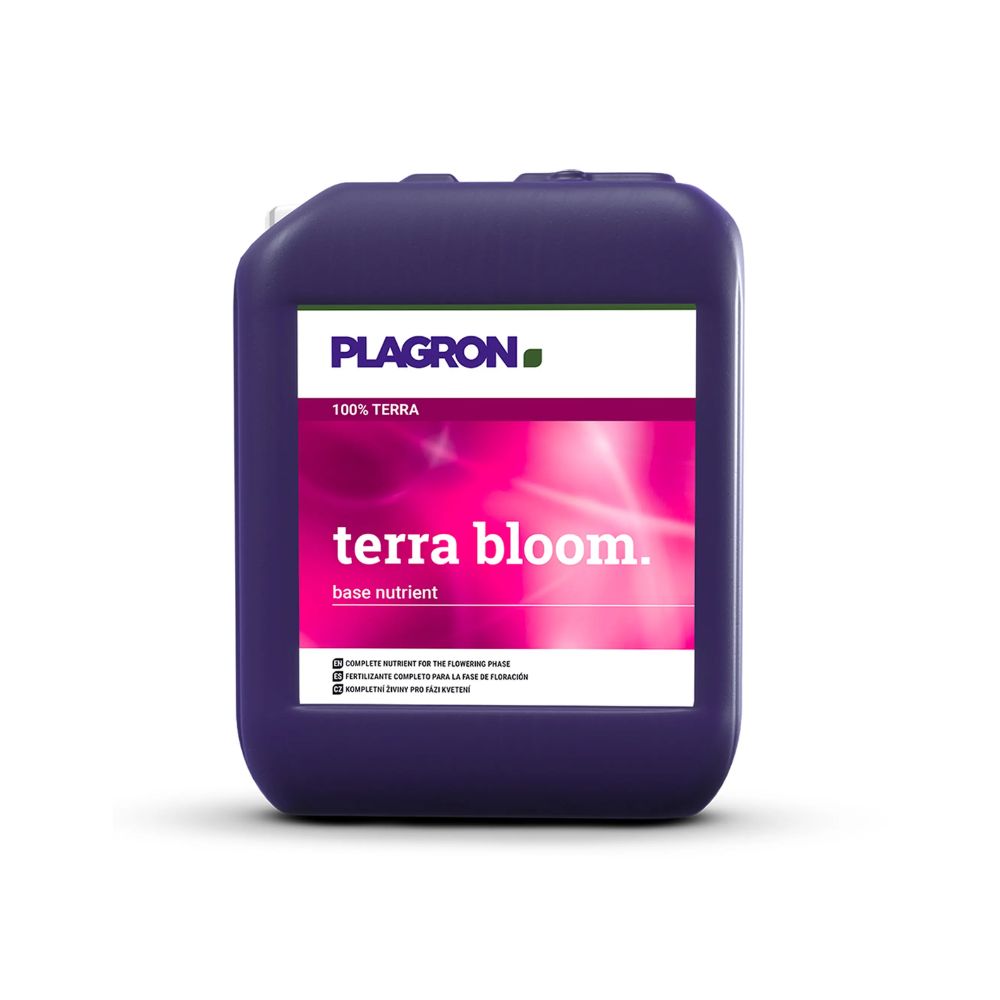 Un recipient „Plagron Terra Bloom” de culoare violet închis de la Bertels B.V. prezintă o grafică roz și este etichetat ca nutrient de bază pentru formarea florilor. Dispune de un mâner superior și un orificiu pentru turnare ușoară, asigurând astfel o creștere optimă a plantelor.