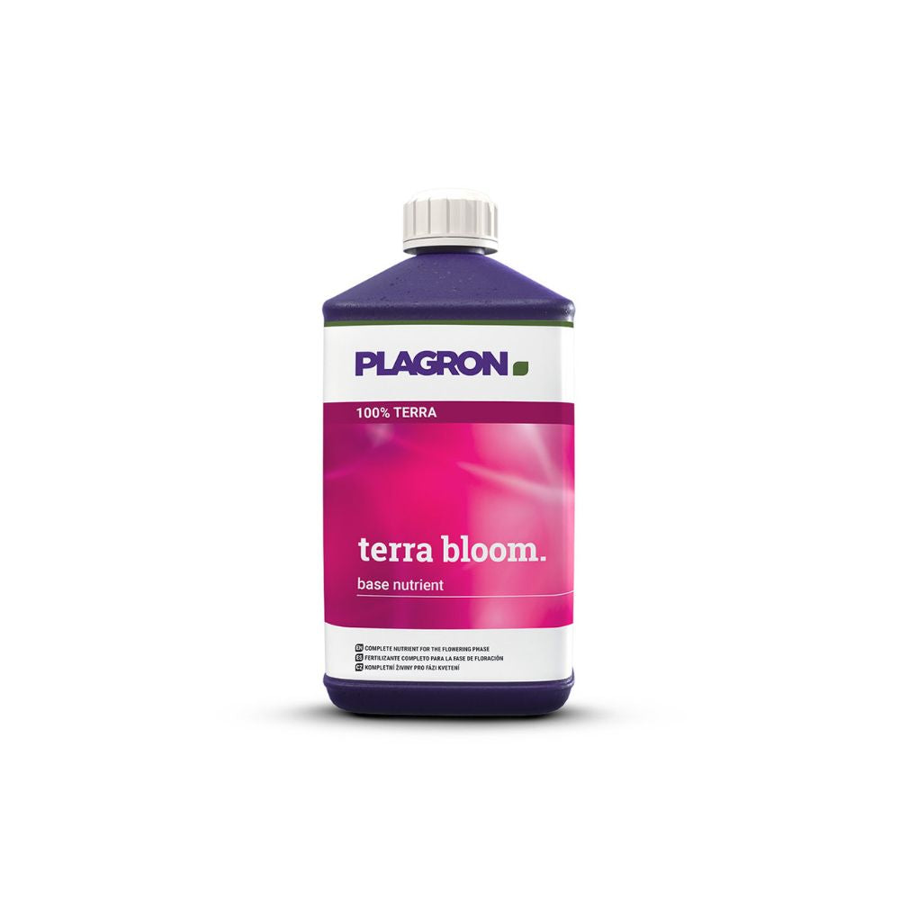 Plagron Terra Bloom, un îngrășământ premium pentru flori de la Bertels B.V., este prezentat într-o sticlă închisă la culoare cu capac alb și etichetă roz cu numele produsului și logo-ul mărcii. „100% Terra” este scris cu litere albe pe un fundal violet pentru o formare optimă a florilor.
