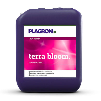 O sticlă mare, de culoare violet închis, a nutrientului Plagron Terra Bloom de la Bertels B.V. se remarcă prin eticheta sa izbitoare „Terra Bloom”. Ideal pentru faza de formare a florilor, este alegerea perfectă pentru îngrășămintele de flori.