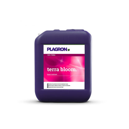 Un recipient violet cu inscripția „Plagron Terra Bloom” de la Bertels B.V. este un îngrășământ pentru flori cu etichetă roz-albă, folosit ca nutrient de bază pentru a promova o formare optimă a florilor pentru o creștere viguroasă a plantelor.