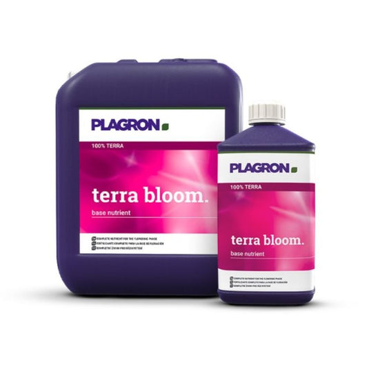 Două recipiente cu Plagron Terra Bloom de la Bertels B.V. sunt așezate pe un fundal alb. Recipientul mai mare, de culoare violet închis, are o etichetă roz-albă, care reflectă designul celui mai mic și este ideală pentru a stimula o înflorire abundentă în grădina dumneavoastră.