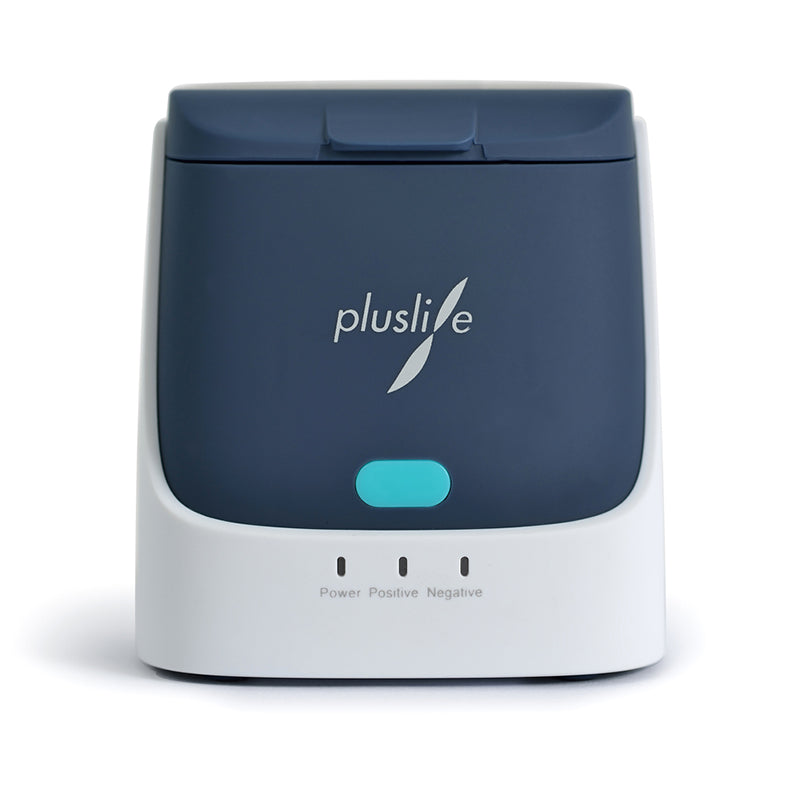 Dispozitivul de testare Pluslife Mini Dock PoC-NAT este un dispozitiv electronic compact, de culoare gri închis și alb, cu sigla „pluslife”. Acesta oferă rezultate de testare precise de laborator pentru teste Point-of-Care, având un buton albastru și trei indicatoare cu denumirile „Power”, „Pozitiv” și „Negativ”.