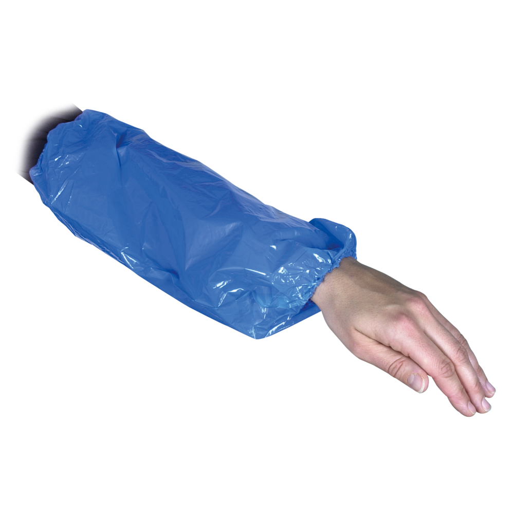 Ein Arm, der einen Ärmelschoner, 40 cm, 30 my PE, Blau von Abena Re-Seller GmbH mit Gummizug am Handgelenk und Oberarm trägt, isoliert auf weißem Hintergrund dargestellt. Packung: 100 Stück.