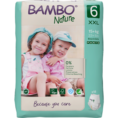 Eine Packung der Bambo Nature Pants XXL der Abena Re-Seller GmbH in Größe 6, die zwei lächelnde Kinder in pastellfarbenen Outfits zeigt. Die umweltfreundliche Verpackung wirbt mit 0% Parabenen, ist vegan zertifiziert und enthält 18 hautfreundliche Windelhosen.