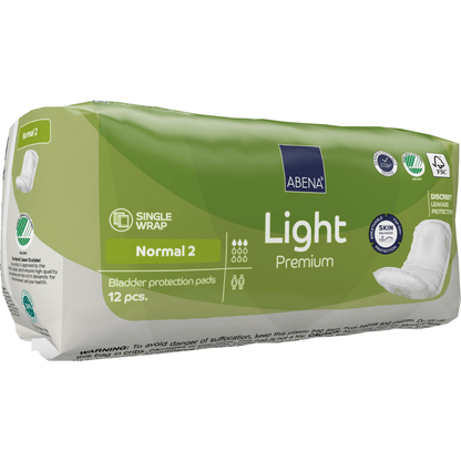 Un pachet verde ABENA Light Normal 2, Premium de la Abena Re-Seller GmbH conține 12 tampoane. Ambalajul conține informații despre capacitatea de absorbție, principalele avantaje ale produsului și simboluri pentru prietenia cu pielea și protecție discretă.