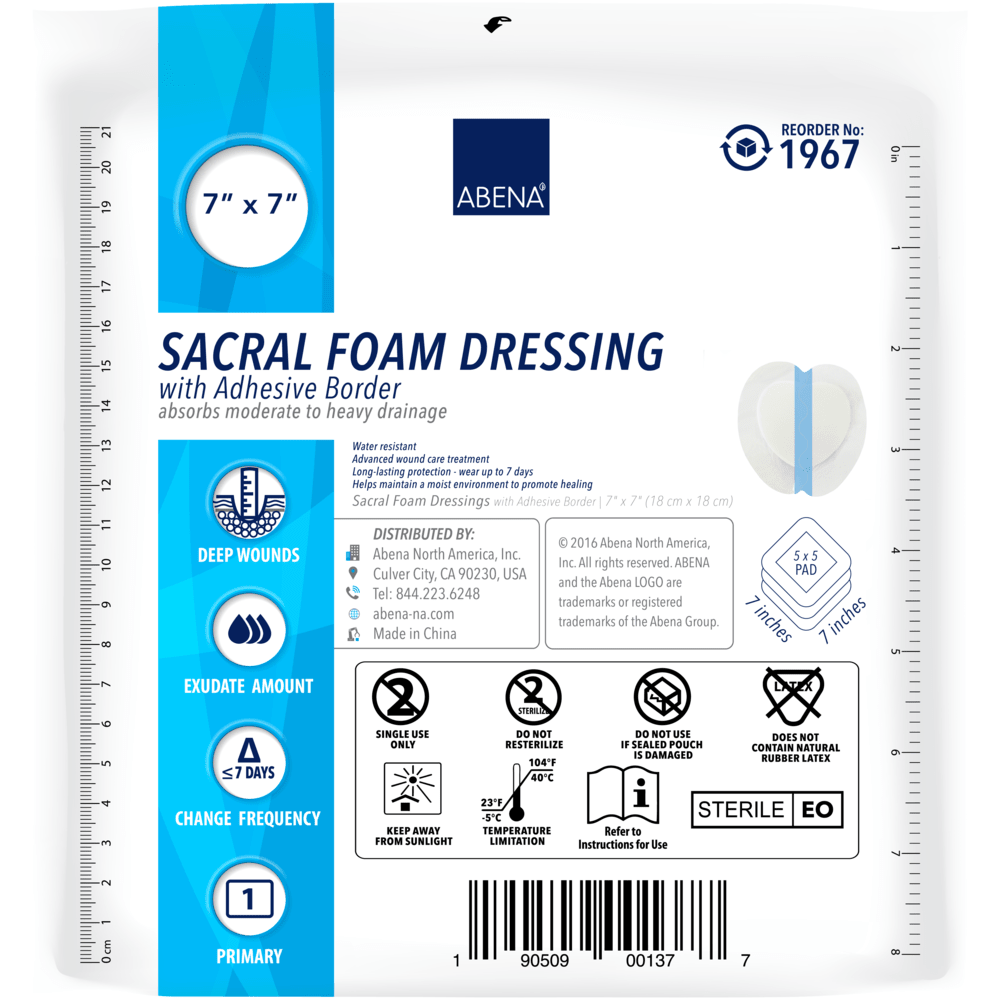 O rolă de saci de gunoi Abena Re-Seller GmbH de 125 L, 800x1000 mm, 48 my LDPE, Albastru (25 pungi) conține detalii despre produs, instrucțiuni de utilizare și simboluri de sterilitate/gestionare, care sunt similare cu cele de pe ambalajul pansamentului din spumă sacrală Abena.