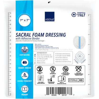 O rolă de saci de gunoi Abena Re-Seller GmbH de 125 L, 800x1000 mm, 48 my LDPE, Albastru (25 pungi) conține detalii despre produs, instrucțiuni de utilizare și simboluri de sterilitate/gestionare, care sunt similare cu cele de pe ambalajul pansamentului din spumă sacrală Abena.