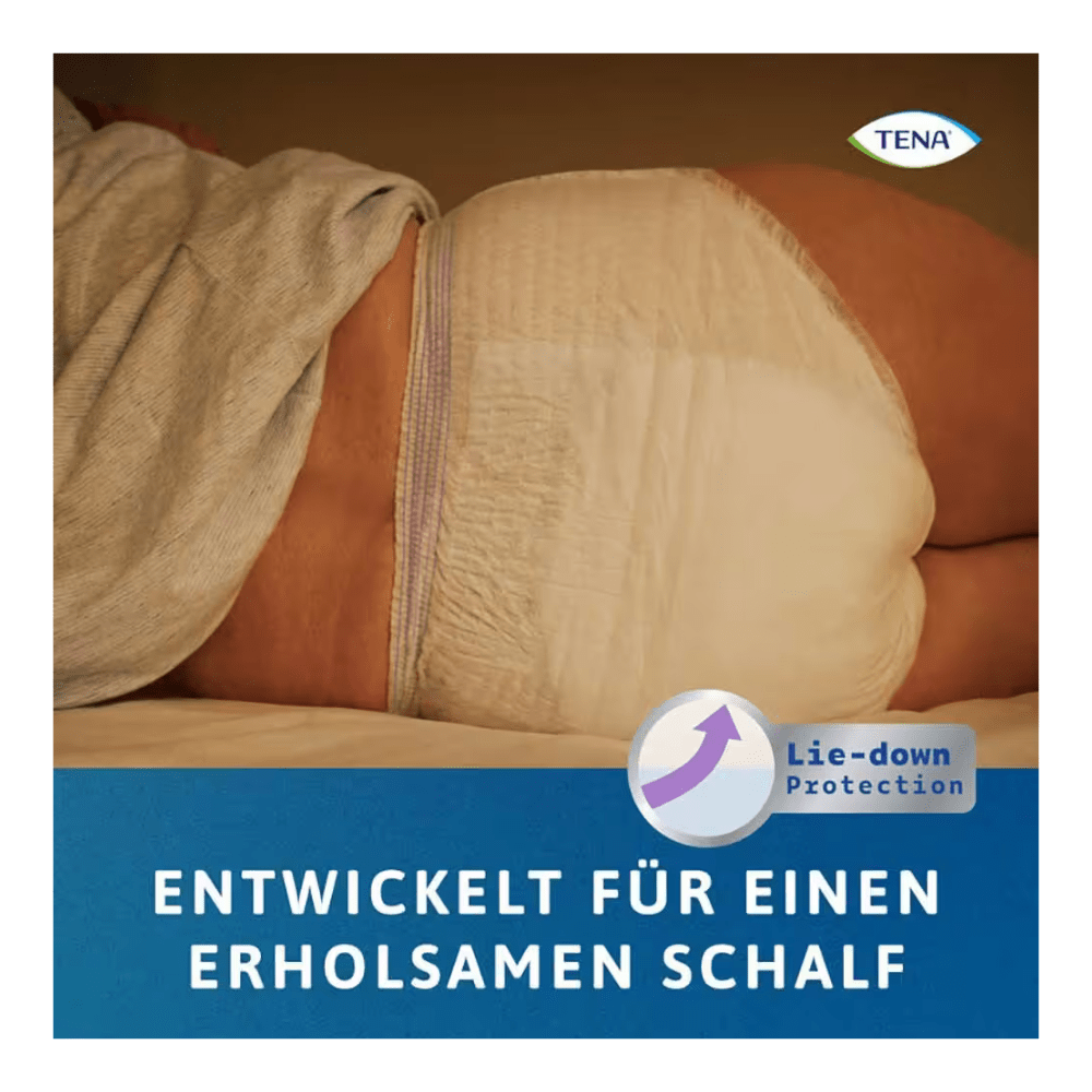 O persoană care poartă pantaloni de protecție TENA Protection Pants Normal pentru incontinență de la TENA - Essity Germany GmbH stă întinsă pe o parte în pat. Imaginea arată logo-ul TENA și textul german: "Dezvoltat pentru un somn odihnitor", ceea ce sugerează un somn liniștit.