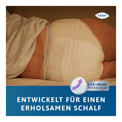 O persoană care poartă pantaloni de protecție TENA Protection Pants Normal pentru incontinență de la TENA - Essity Germany GmbH stă întinsă pe o parte în pat. Imaginea arată logo-ul TENA și textul german: "Dezvoltat pentru un somn odihnitor", ceea ce sugerează un somn liniștit.