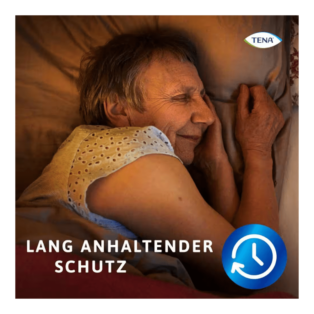 O persoană în vârstă cu păr scurt și gri doarme într-un tricou fără mâneci pe o parte. "PROTECȚIE DE LUNGĂ DURATĂ" cu un simbol de ceas albastru subliniază protecția de durată a pantalonilor de protecție TENA Protection Pants Normal pentru incontinență de la TENA - Essity Germany GmbH. Logo-ul TENA este situat în colțul din dreapta sus.