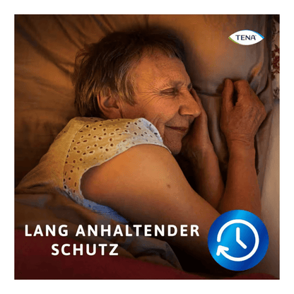 O persoană în vârstă cu păr scurt și gri doarme într-un tricou fără mâneci pe o parte. "PROTECȚIE DE LUNGĂ DURATĂ" cu un simbol de ceas albastru subliniază protecția de durată a pantalonilor de protecție TENA Protection Pants Normal pentru incontinență de la TENA - Essity Germany GmbH. Logo-ul TENA este situat în colțul din dreapta sus.