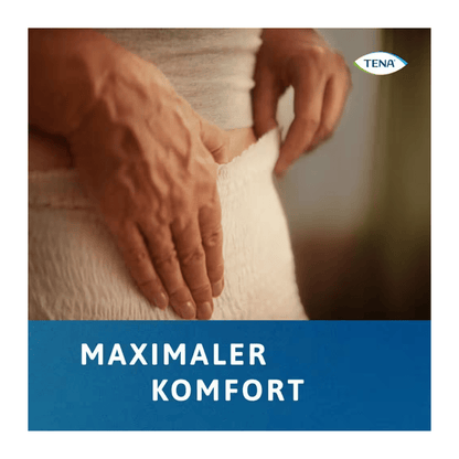 Prim-plan al mâinilor care trag în sus un pantalon texturat și ușor TENA Protection Pants Normal pentru incontinență de la TENA - Essity Germany GmbH. Textul "CONFORT MAXIM" și logo-ul TENA subliniază confortul și fiabilitatea pentru nevoile de incontinență.