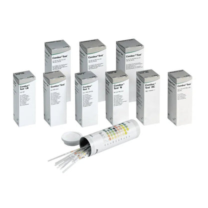 În spatele unui recipient cilindric deschis cu capac se ascund nouă cutii cu inscripția „Combur®“ de la Servoprax GmbH, care conțin fiecare câte 100 de benzi de testare urinară Roche. Pe partea laterală a recipientului este atașat un tabel multicolor, perfect pentru efectuarea unui test rapid.