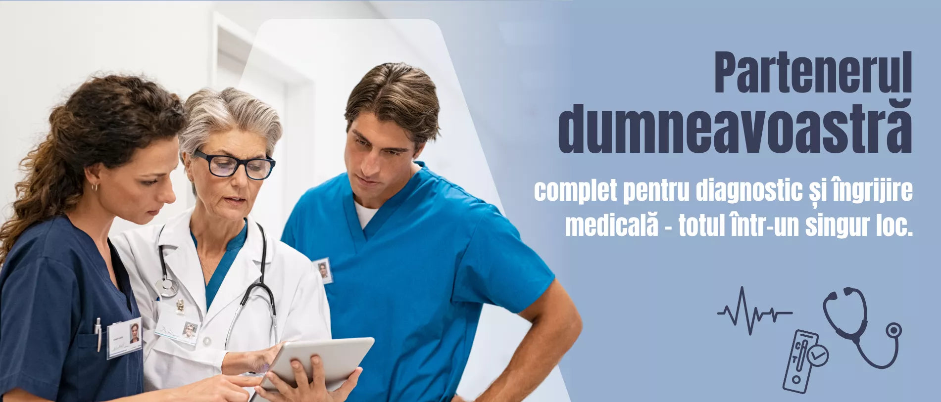 Trei profesioniști din domeniul sănătății stau împreună și privesc o tabletă, în timp ce în dreapta apare o zonă promoțională cu simboluri medicale.