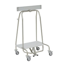 Der Novocal Abfallsammler "Genius" mit Klemmring und Pedal für 70-Liter-Beutel (Format: 57 | Packung mit 1 Stück) verfügt über vier Lenkrollen, eine flache weiße untere Ablage und eine obere Stange, abgebildet auf weißem Hintergrund.