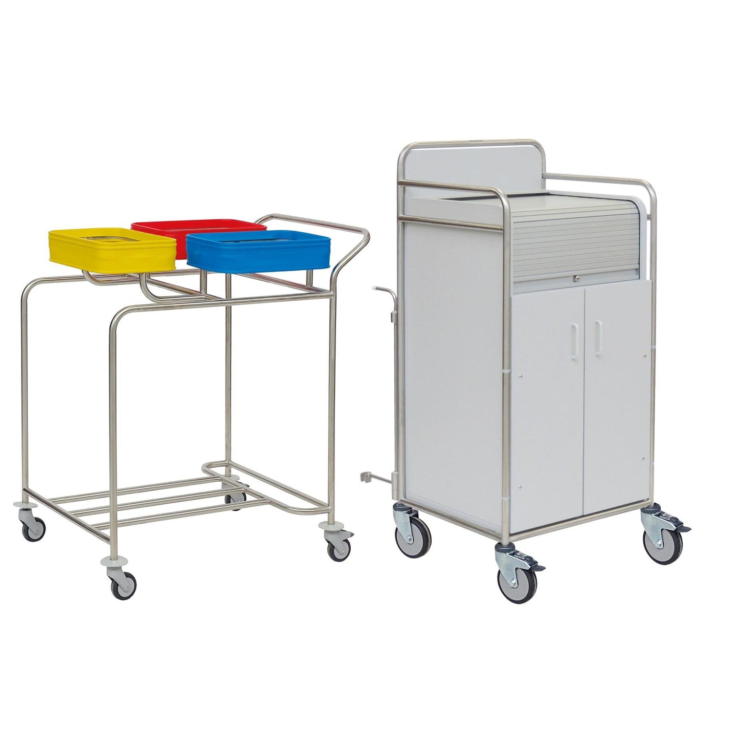 În stânga se află căruciorul de stație Novocal cu cadru din oțel inoxidabil, cu îmbinări de țevi sudate pe toate părțile, în timp ce în dreapta se află un cărucior medical alb cu compartimente de depozitare și roți - ambele pe un fundal alb.