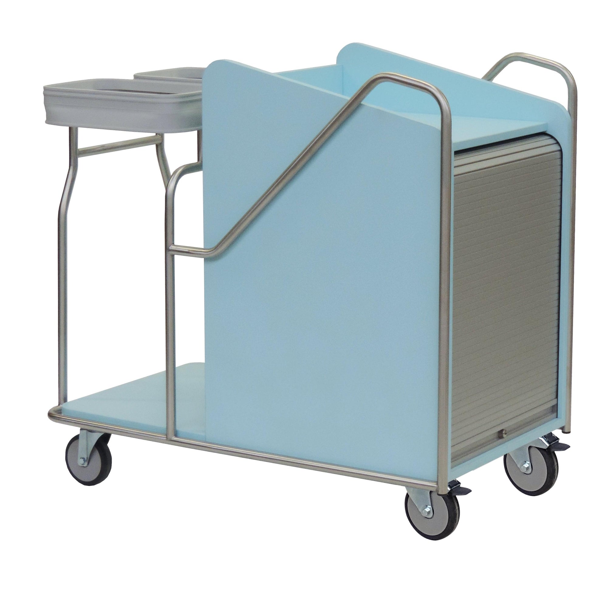 Ein Novocal Stationswagen mit einem Rahmen aus rostfreiem Stahl, vollverschweißten Rohrverbindungen, vier Rädern, einer Seitenwand, zwei grauen Behältern auf der Oberseite und einem abklappbaren Frontfach für Transportmaterialien.