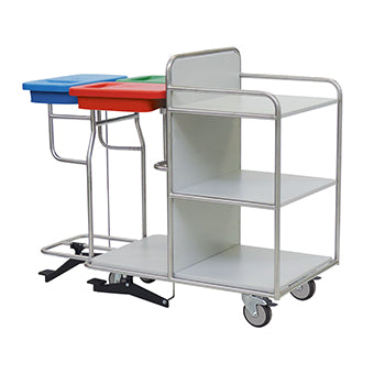 Ein Novocal Stationswagen aus Edelstahl mit rundum verschweißten Rohrverbindungen und drei Ablageflächen steht neben zwei farbcodierten Behältern auf Metallständern-ideal für den Einsatz im Krankenhaus.