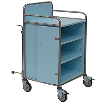 Ein Novocal Stationswagen aus Edelstahl mit rundum verschweißten Rohrverbindungen und drei offenen Ablageflächen steht auf vier Lenkrollen vor weißem Hintergrund.