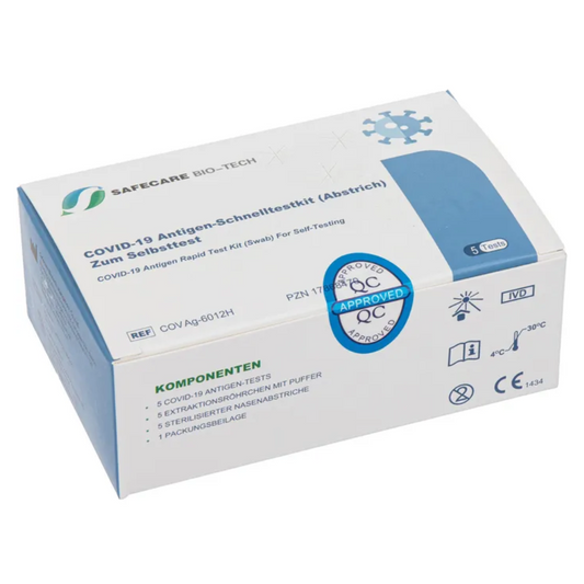 Eine blau-weiße Box mit der Aufschrift „Safecare Laientest 5er COVID-19 Antigen Rapid Test | Packung (5 Stück)“ von Safecare. Dieses Selbsttest-Kit enthält fünf Tests, ist CE-geprüft und liefert Ergebnisse in nur 15 Minuten mit Lagerungsanweisungen zwischen 2 °C und 30 °C.